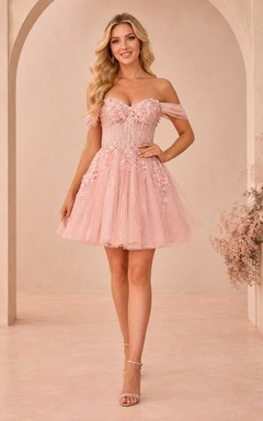 Zartrosa schulterfreies Mini-Abendkleid mit herzförmigem Ausschnitt, floralen Applikationen und A-Linien-Schnitt aus Tüll