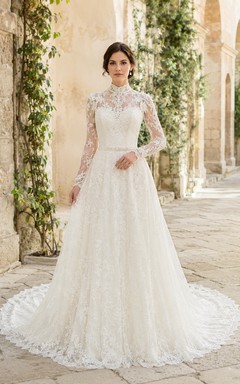 Europäisches Ballkleid mit Perlenbesatz, hohem Kragen und Spitze