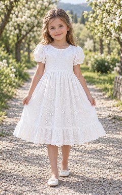 Vestido de niña de flores blanco modesto de corte A con estampado floral, mangas abullonadas y volantes, hasta la rodilla.