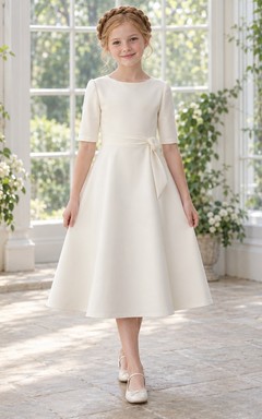 Schlichtes, schlichtes elfenbeinfarbenes Blumenmädchenkleid mit Teelänge, Ellbogenärmeln, breiter Schärpe und gefalteter Schleife