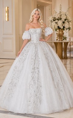 Vestido de fiesta de quinceañera de lujo, blanco y plateado, con hombros descubiertos, mangas abullonadas y bordados.