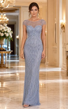 Vestido de gala azul cielo con escote barco, mangas cortas y detalles de cuentas.