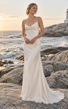 Sencillo vestido de novia de satén con escote drapeado, tirantes finos, espalda baja y cola.