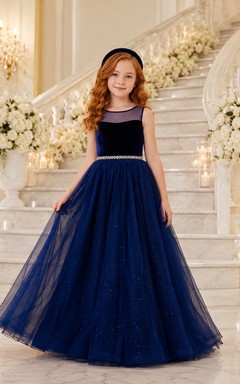 Robe de demoiselle d'honneur de mariage de style trapèze, avec encolure carrée, manches courtes, jupe en tulle foncé et taille structurée.