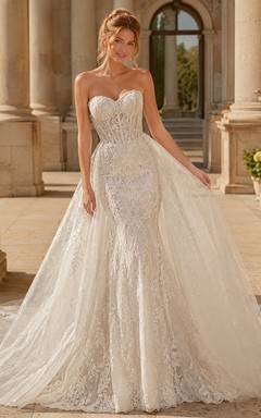 Robe de mariée de soirée en dentelle et tulle, bustier cœur, coupe trapèze, traîne chapelle, jupon amovible