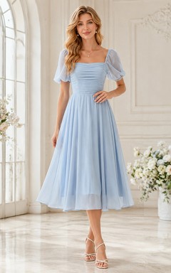 Robe de demoiselle d'honneur romantique Sky Keepsake, coupe trapèze, longueur thé, manches courtes carrées, en mousseline, style trapèze.