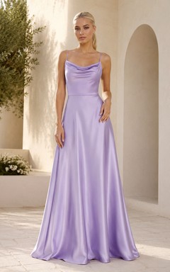 Robe de mariée fourreau en satin lilas à col bénitier, bretelles spaghetti et dos nu, en satin, coupe fourreau.
