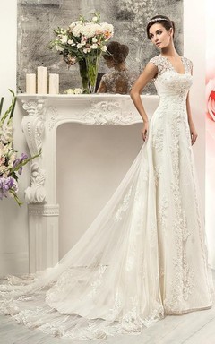 Robe fourreau trapèze, mini-décolleté cœur, sans manches, coupe cloche, perles illusion, appliques, traîne illusion, dos lacé illusion.