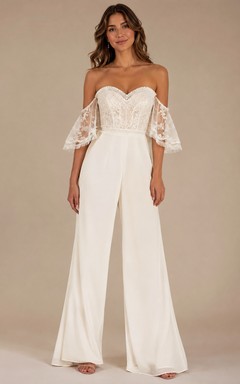 Combinaison bohème blanche, robe de mariée, épaules dénudées, décolleté cœur, dentelle, longueur au sol.