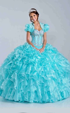 Vestido de gala con espalda descubierta, falda de volantes en cascada y escote corazón.