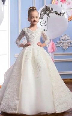 Satin-Ballkleid mit V-Ausschnitt, Perlenstickerei und Stufen