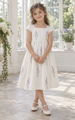 Schlichtes, schlichtes elfenbeinfarbenes A-Linien-Kleid mit Teelänge, eckigem Ausschnitt, kurzen Flügelärmeln, Zweigmuster, geraffter Taille und natürlicher Taille – perfekt für Blumenmädchen.