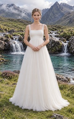 Sencillo vestido de novia de corte imperio en tul con escote cuadrado y corpiño fruncido.