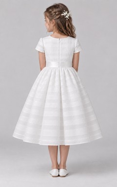 Einfaches, wadenlanges, weiß gestreiftes Blumenmädchenkleid