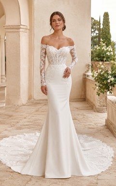 Robe de mariée classique en satin et dentelle, épaules dénudées, manches longues, coupe sirène, traîne chapelle, manches fleuries, fermeture éclair au dos