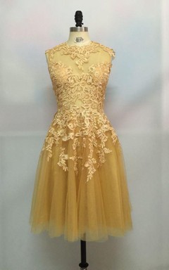 Robe en dentelle sans manches, coupe trapèze, longueur genou, col montant