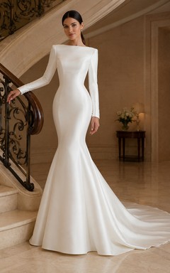 Robe de mariée sirène minimaliste en satin à manches longues et décolleté plongeant, dos nu en V et traîne chapelle