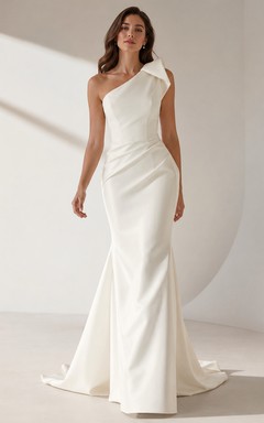 Robe de mariée minimaliste en satin, coupe sirène asymétrique, sans manches, traîne.
