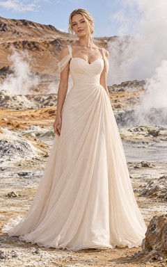 Sencillo vestido de novia de gasa con corte en A, tirantes en forma de corazón y tirantes drapeados.