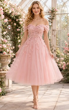 Vestido de dama de honor/invitada de corte A, largo midi, de tul con apliques florales y hombros descubiertos, color rosa empolvado, estilo romántico.