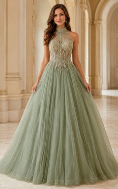 Robe de bal élégante de princesse pour les 16 ans, vert sauge, col montant, ornée de perles dorées et de tulle.