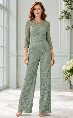 Mono formal de noche largo hasta el suelo, de encaje floral celadón discreto, con escote barco, mangas ilusión y perneras anchas.