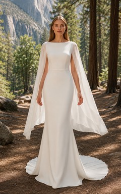 Robe de mariée en satin fourreau à col bateau, manches cape drapées et traîne chapelle, style forêt