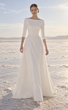 Vestido de novia sencillo con escote barco, mangas tres cuartos, corte en A, corpiño liso y cola.