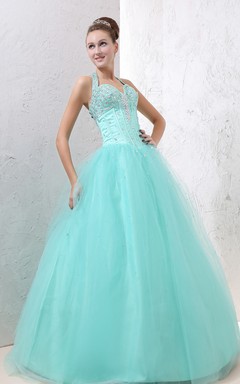 Robe de bal trapèze décolletée en cœur, ornée d'un corsage perlé et d'un jupon en tulle.
