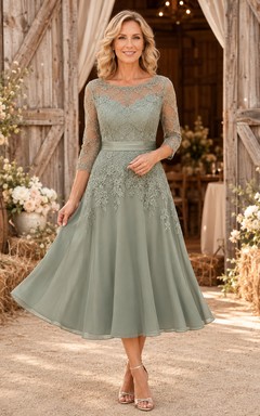 Romantisches Landhauskleid im Landhausstil mit Illusion-Ausschnitt, dreiviertellangen Ärmeln aus Spitze und Spitze in Salbeigrün – perfekt für die Mutter der Braut.