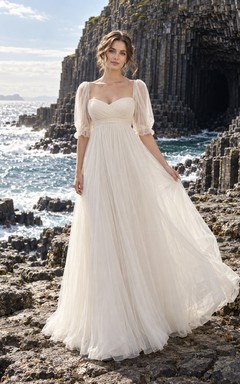 Vestido de novia vintage de corte A con escote corazón, tul, mangas cortas y cola larga.
