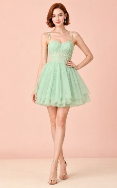 Robe courte vert menthe pastel avec détail de fleur en perles et ourlet évasé