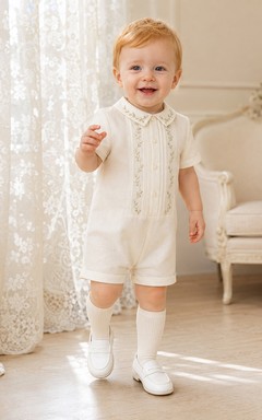 Eleganter cremefarbener Baby-Tauf-Strampler mit kurzen Ärmeln und Blumenstickerei