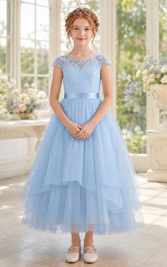 Vestido de dama de honor juvenil azul cielo, corte en A, largo hasta la rodilla, manga corta con volantes y falda escalonada, estilo romántico.