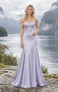 Schlichtes lavendelfarbenes, trägerloses Brautkleid im Meerjungfrauenstil aus Satin mit Herzausschnitt