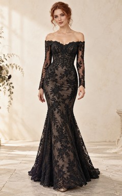 Vestido de dama de honor ajustado, negro, estilo sirena gótico, con hombros descubiertos, encaje y borde festoneado.