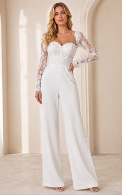 Mono de noche moderno de encaje ilusión con escote corazón, manga larga y pernera ancha hasta el suelo para bodas.