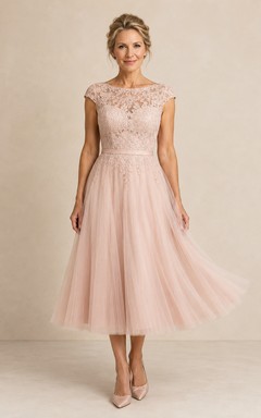 Robe de mère en tulle rose poudré, longueur thé, corsage en dentelle.