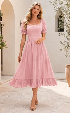 Vestido de fiesta romántico de gasa rosa ruborizada con escote cuadrado, mangas abullonadas, volantes y corte en A, largo hasta la rodilla, ideal para eventos en el jardín.