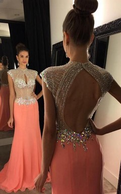 Vestido de noche moderno con mangas cortas y lentejuelas de cristal.