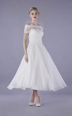 Vestido de novia vintage de tul hasta los tobillos con encaje ilusión y botones.