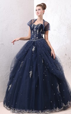 Exquisito vestido de gala de corte A con superposición de tul y apliques de encaje.