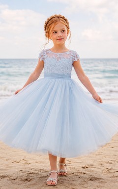 Blumenmädchenkleid, himmelblau, aus Spitze und Tüll, A-Linie, kurze Ärmel, Rundhalsausschnitt, wadenlang
