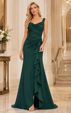Vestido de noche verde oscuro con escote en V y volantes en cascada