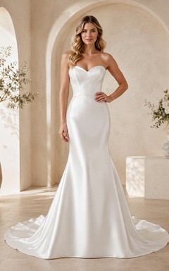 Vestido de novia sencillo estilo sirena, sin tirantes, con escote corazón y cola larga.
