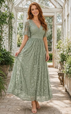 Robe cocktail en dentelle sauge, coupe trapèze, col V, manches courtes, longueur thé
