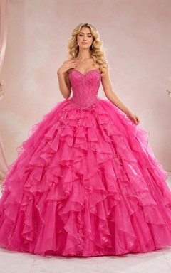 Vestido de princesa de quinceañera de lujo color fucsia, sin tirantes, con escote corazón, volantes escalonados y abalorios.
