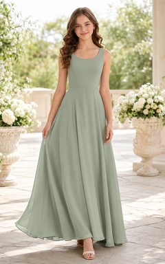 Vestido de dama de honor juvenil color celadón, corte en A, escote redondo, sin mangas, de gasa, sencillo.