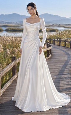 Schlichtes, langärmeliges Brautkleid aus Satin mit Wasserfallausschnitt und fließender A-Linie