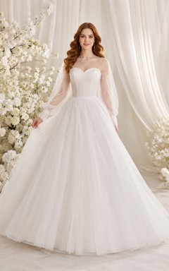 Elegante vestido de novia de corte A con escote cuadrado, manga larga, tul y cola catedral.